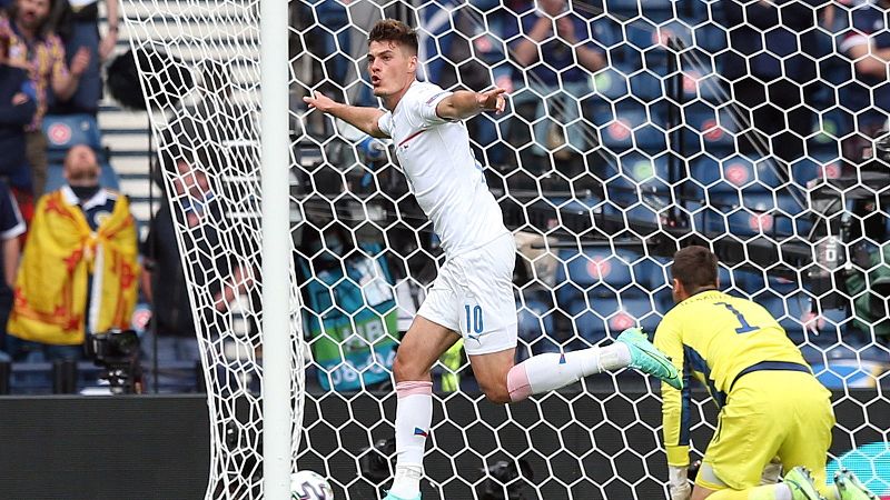 Patrik Schick celebra su primer tanto ante Escocia