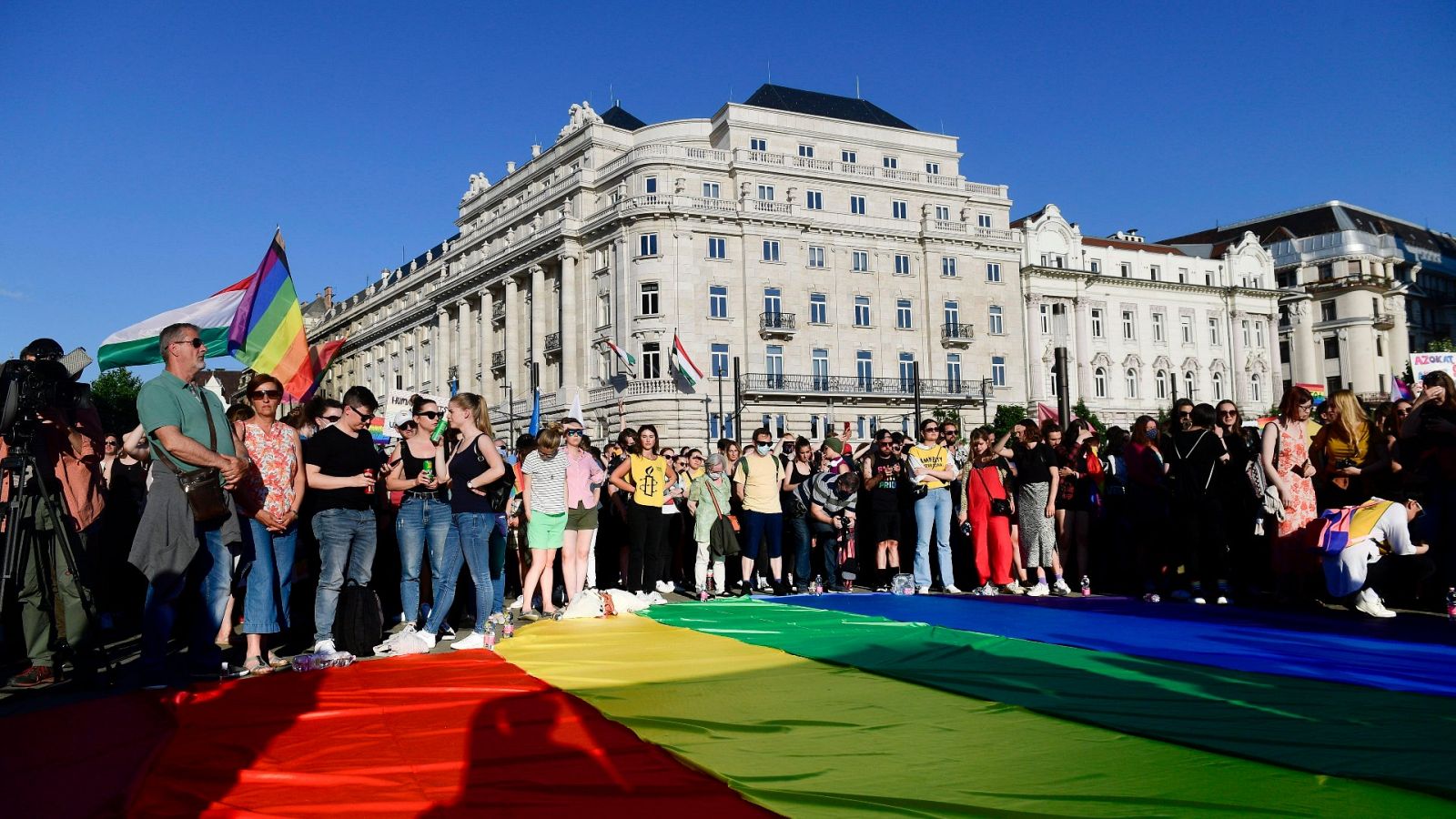 Grupos LGTBIQ protestan frente al Parlamento húngaro