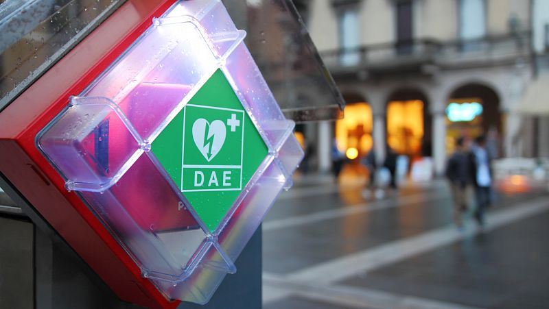 En España, la disponibilidad de desfibriladores en espacios públicos es muy escasa.