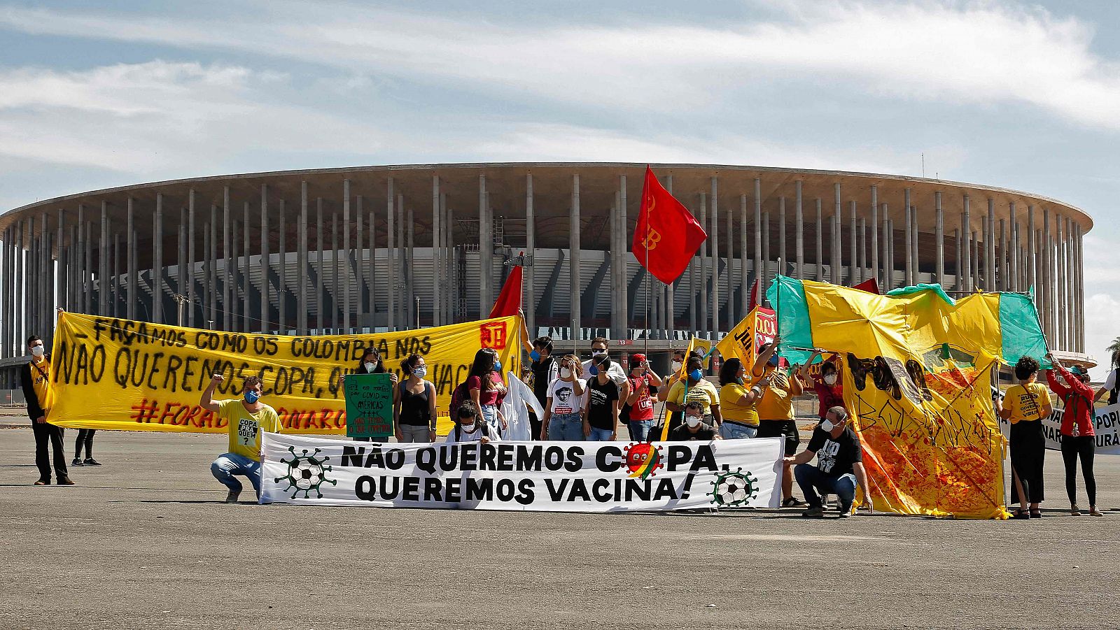 Protestas por la organización de la Copa América ante el estadio Mane Garrincha, en Brasilia.