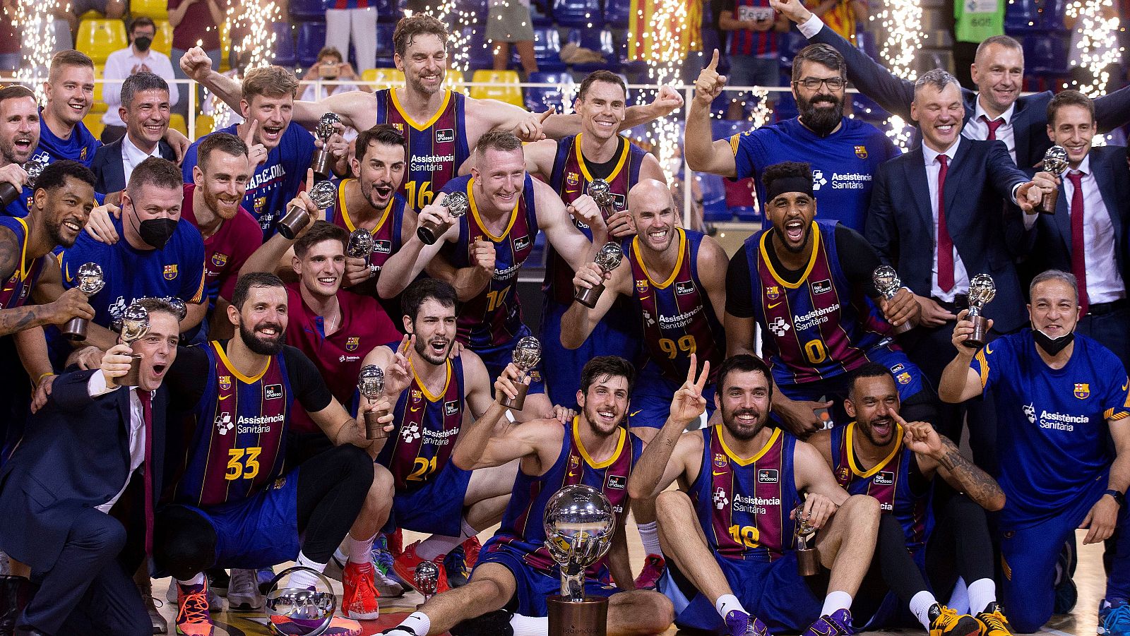 Los jugadores del FC Barcelona reciben el trofeo que les acredita campeones de la Liga Endesa.