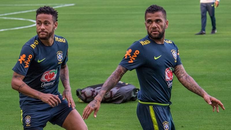Neymar y Alves, en un entrenamiento de la selección brasileña absoluta.