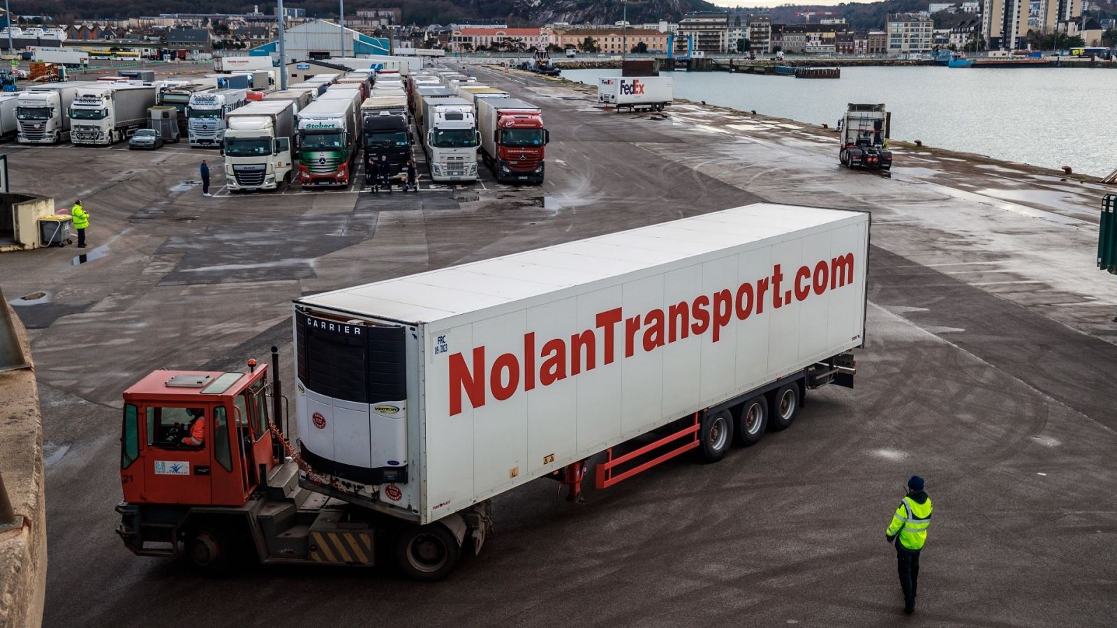  Camiones en el puerto de Cherburgo, a la espera de cruzar el Canal de La Mancha
