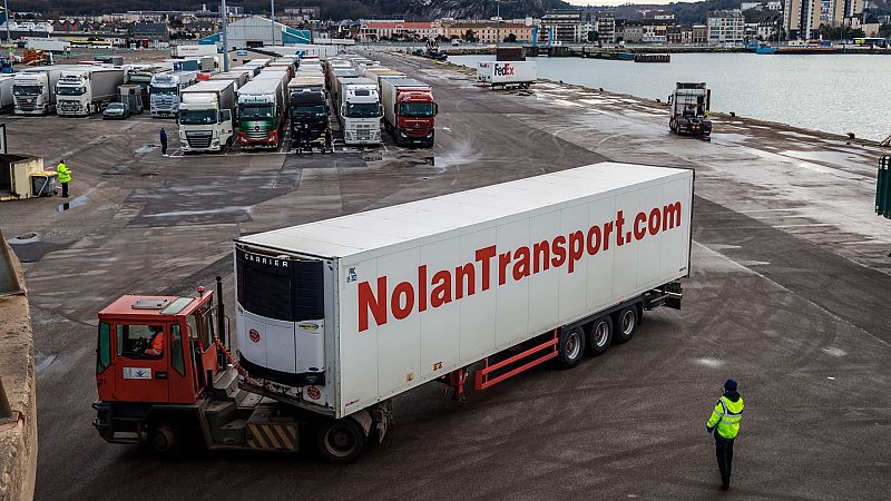  Camiones en el puerto de Cherburgo, a la espera de cruzar el Canal de La Mancha