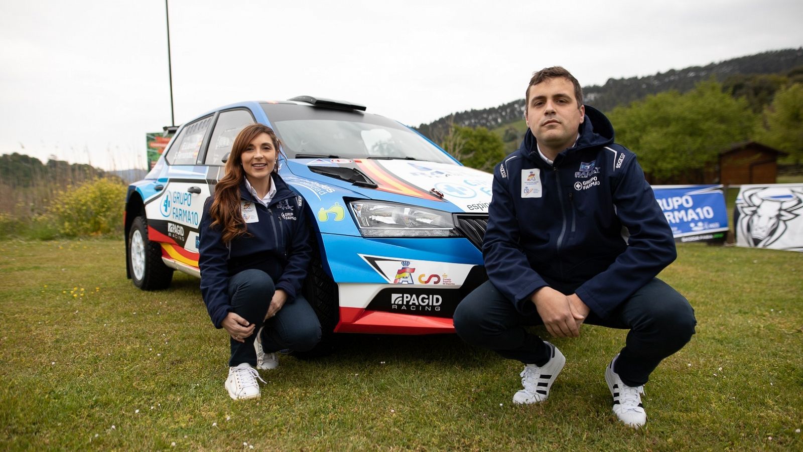 El piloto burgalés Efrén Llarena junto con la  copiloto Sara Fernández.