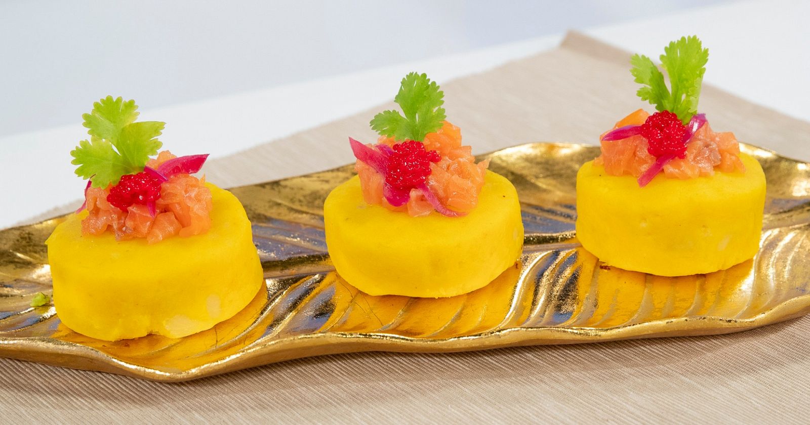 Causa limeña con salmón ahumado