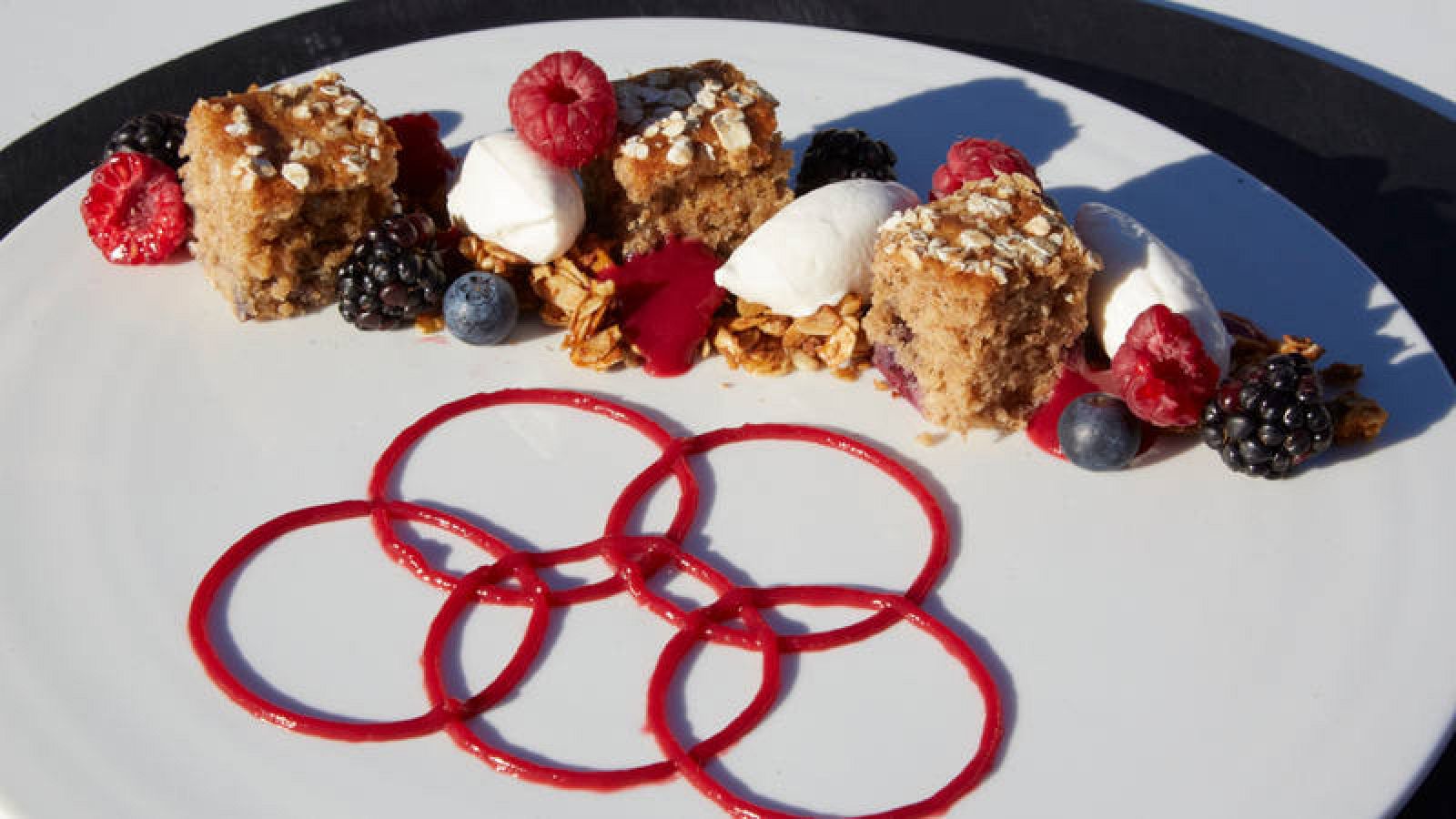 Receta de Granola, helado de Keffir, bizcocho de frutas y avena