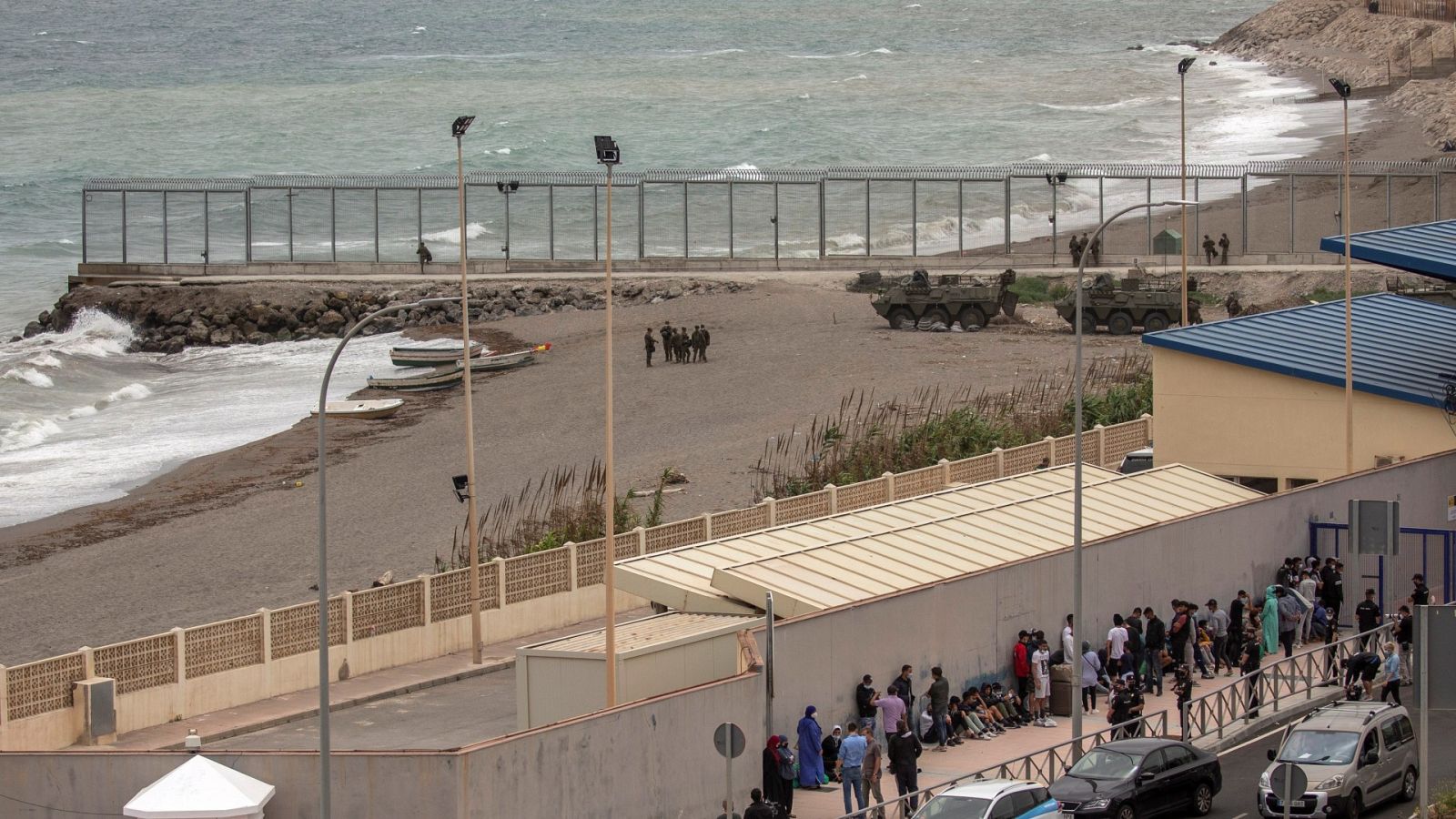 Varios migrantes esperan para pasar la frontera entre Ceuta y Marruecos voluntariamente. Foto: EFE/ Brais Lorenzo