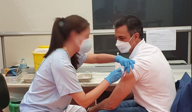 El presidente recibe la primera dosis.