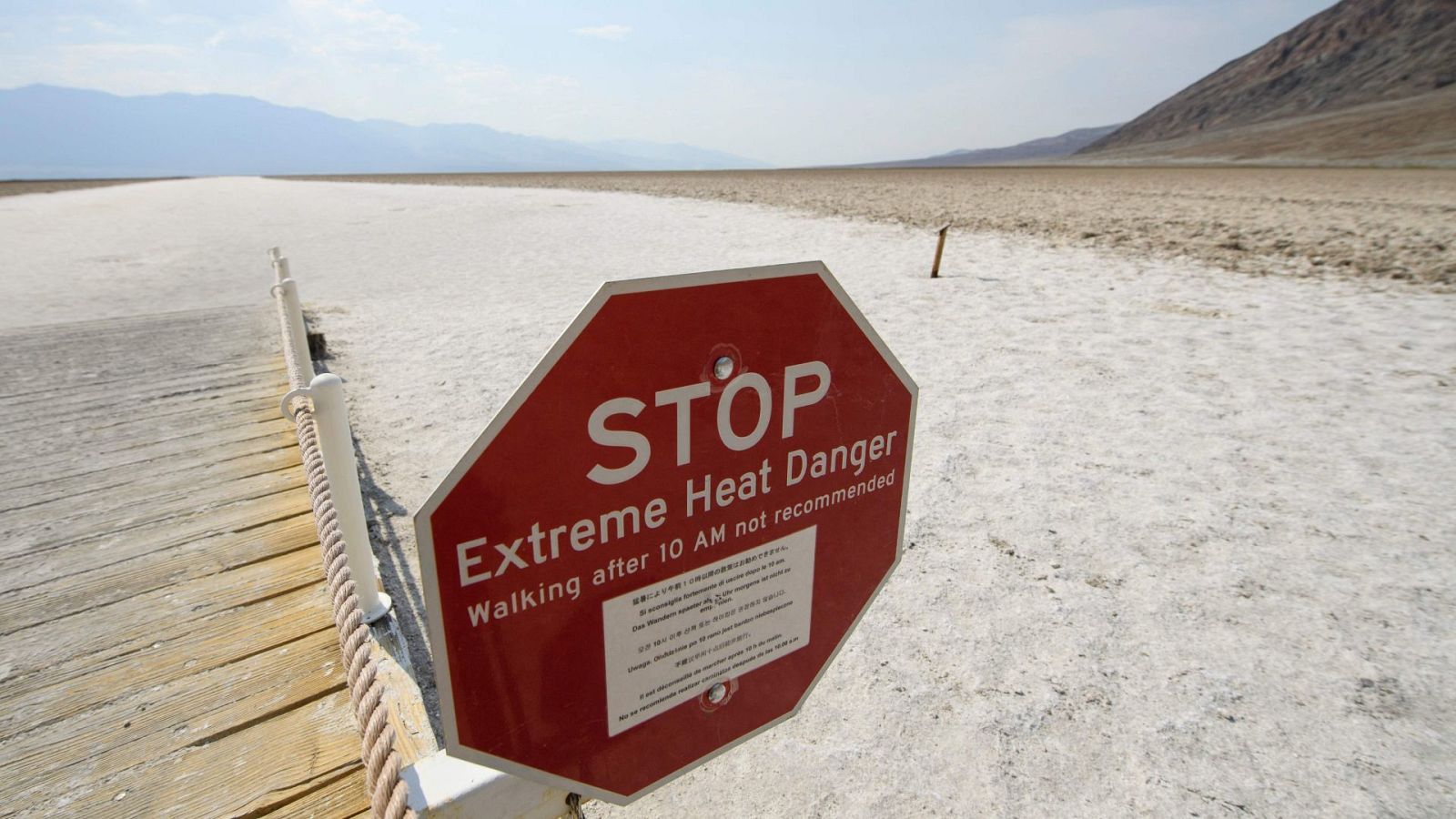 Un cartel recomienda no caminar en el Parque Nacional de Death Valley (California) después de las 10.00 de la mañana por el calor