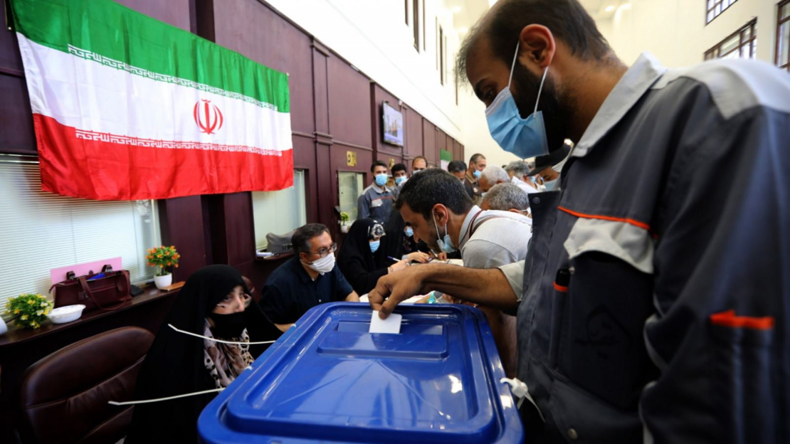Una imagen de gente votando el 18 de junio de 2021 durante las elecciones presidenciales en Irán.