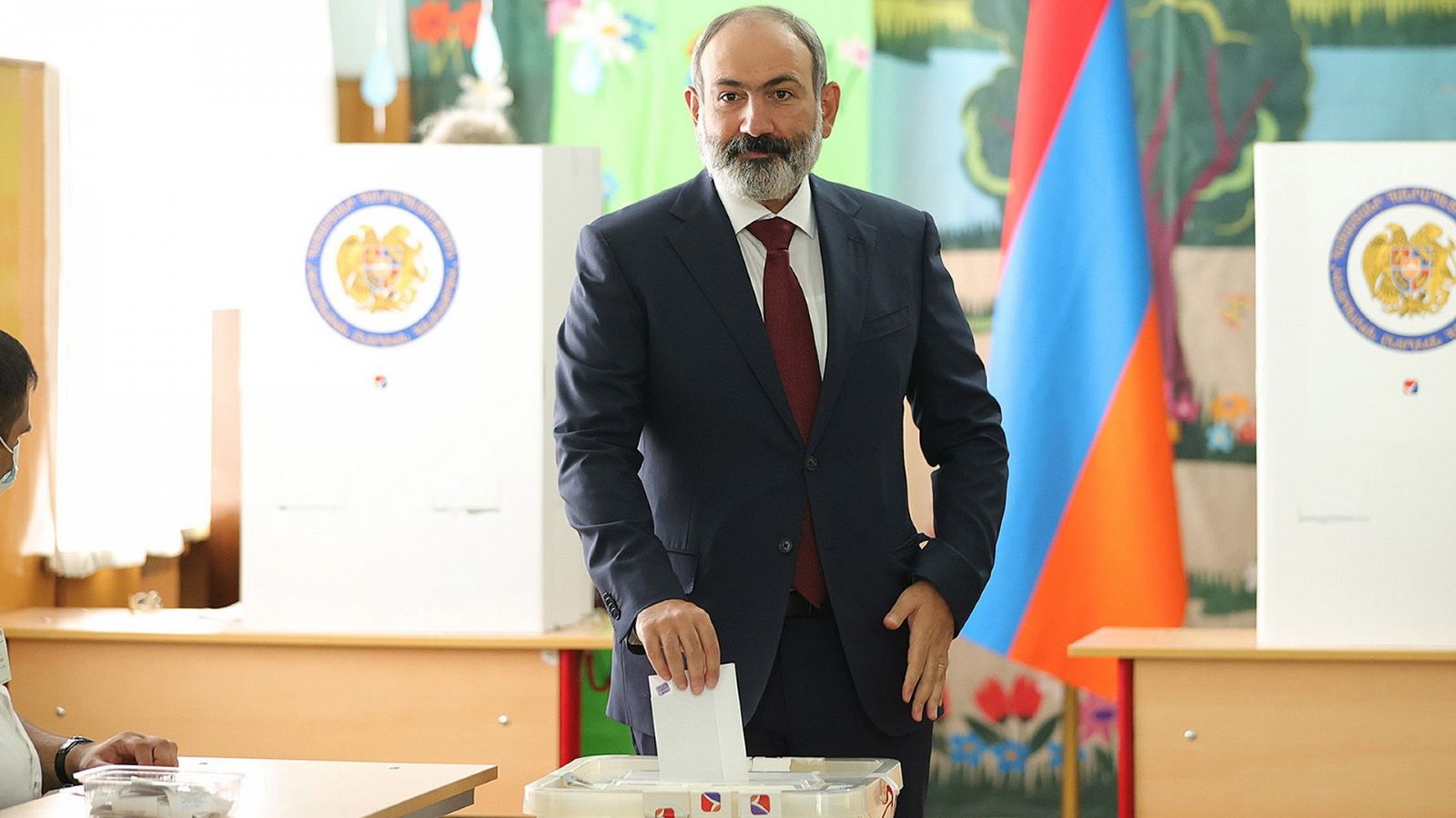 El primer ministro armenio Nikol Pashinián, deposita su voto en las elecciones parlamentarias