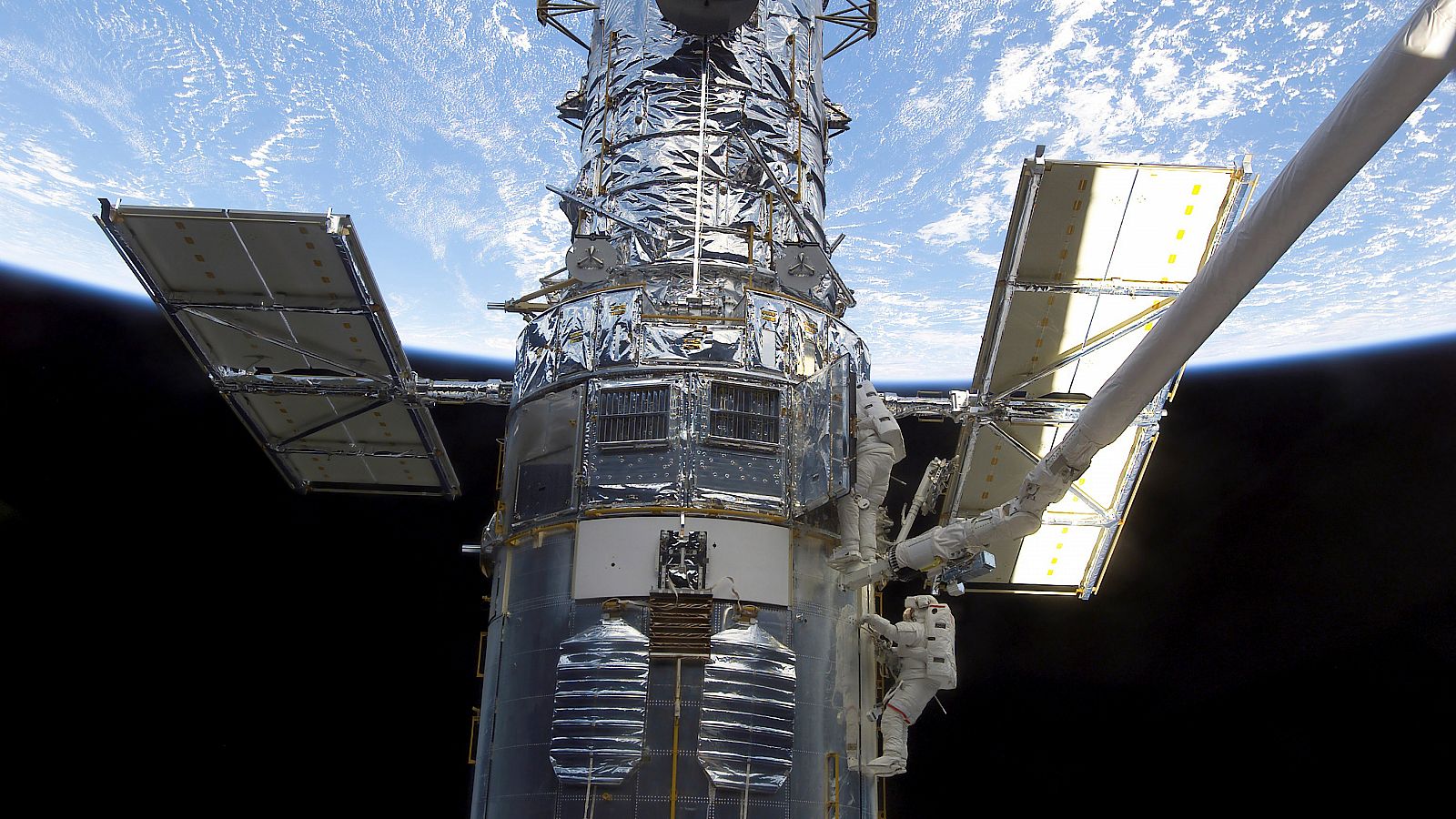 Un astronauta de la NASA procede a realizar tareas de mantenimiento en el telescopio espacial Hubble.