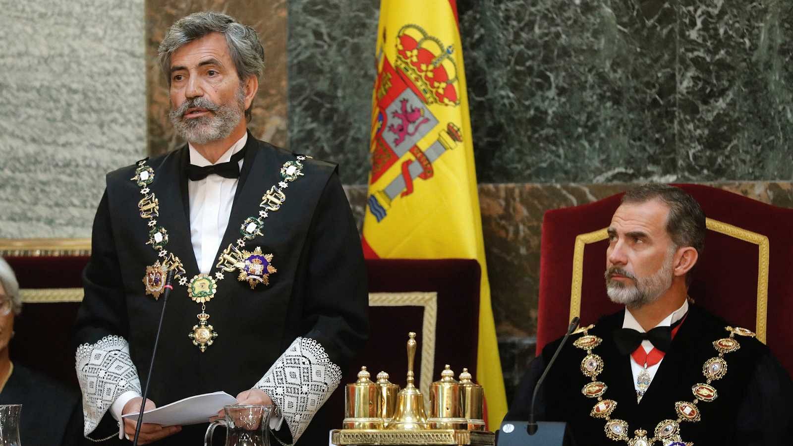 El president del Tribunal Suprem, Carlos Lesmes, acompanyat del rei Felip VI