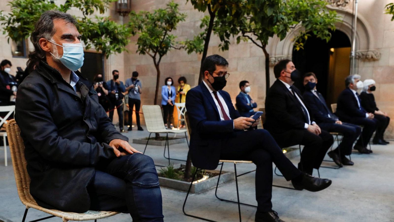 De izquierda a derecha, Jordi Cuixart, Jordi Sànchez y Oriol Junqueras, en la toma de posesión de Pere Aragonés