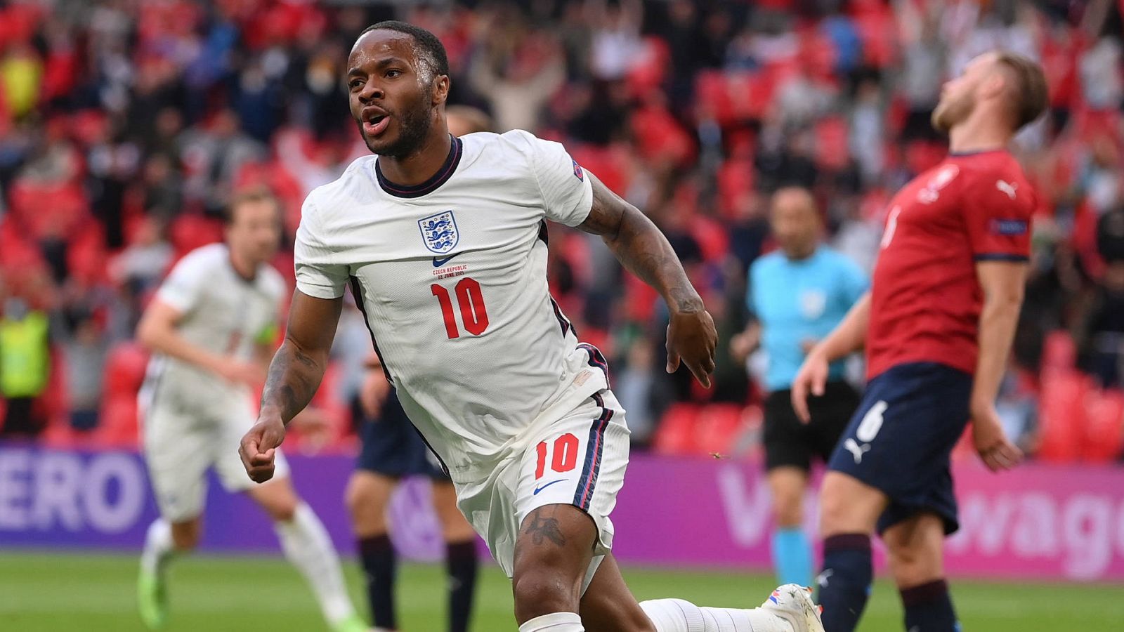 Sterling celebra un gol ante la República Checa