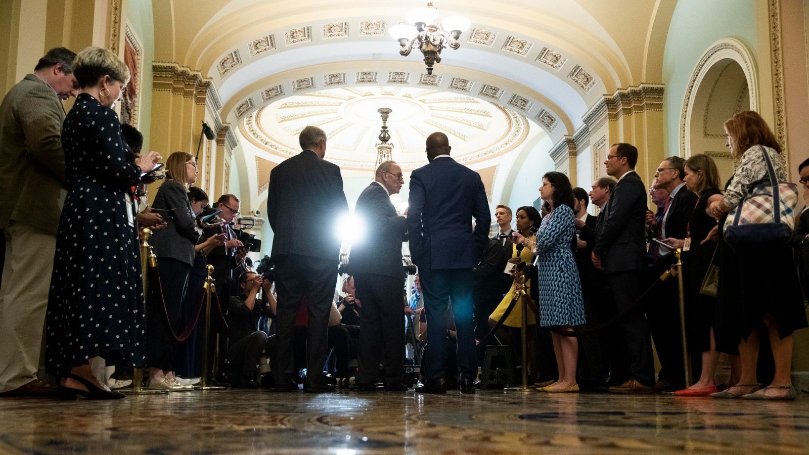 El líder de la mayoría demócrata del Senado, Chuck Schumer, hablando con la prensa en el Capitolio