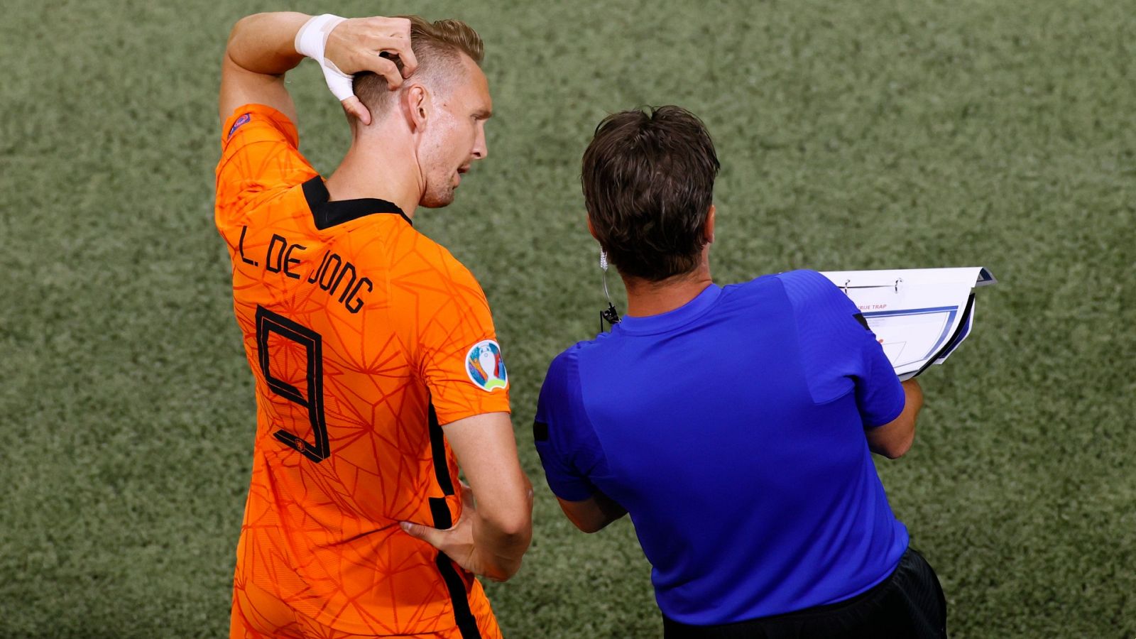 Luuk De Jong recibiendo indicaciones antes de entrar al terreno de juego