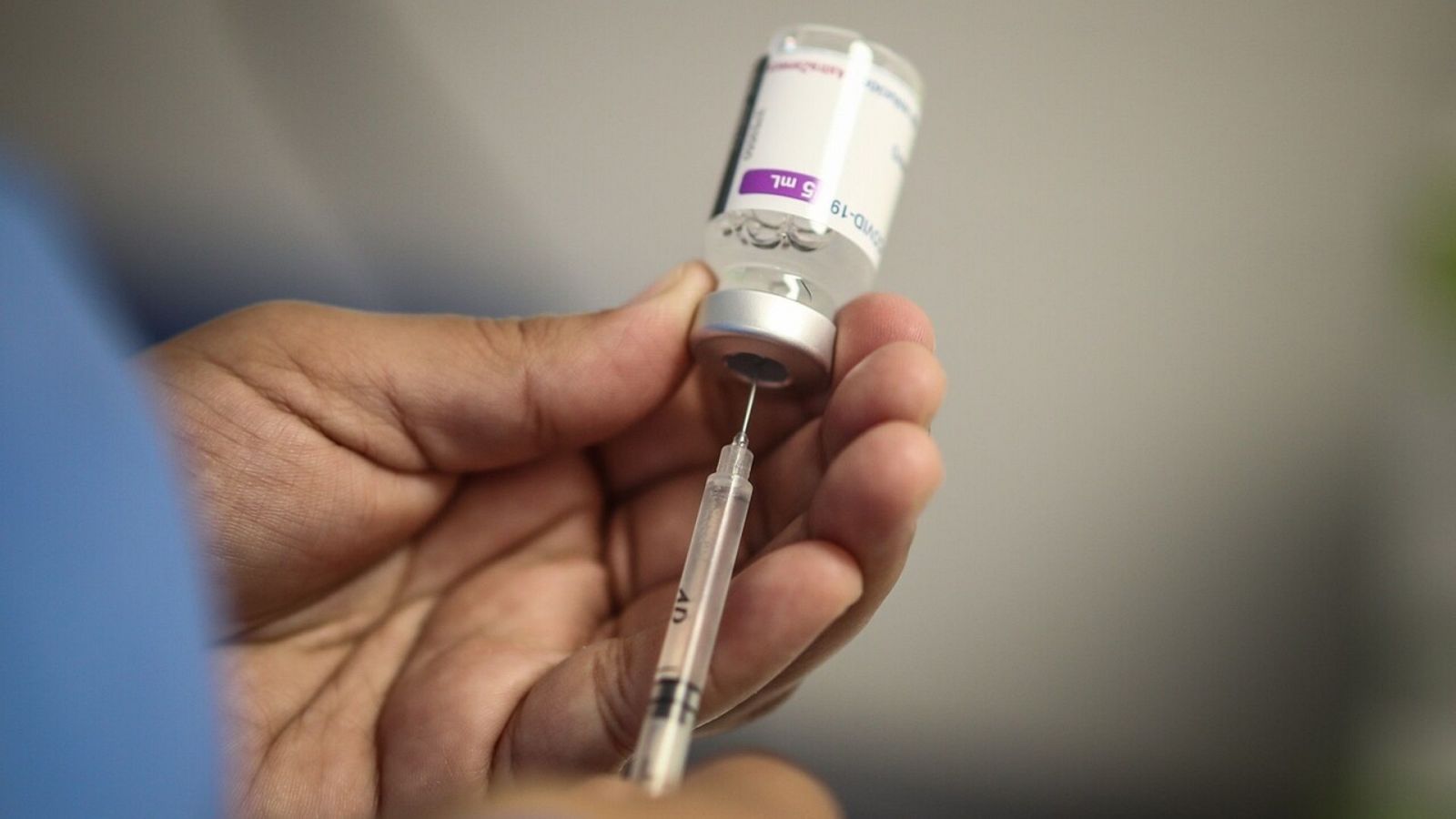  Una enfermera prepara una dosis de la vacuna contra la COVID-19 en Buenos Aires (Argentina). EFE/ Juan Ignacio Roncoroni