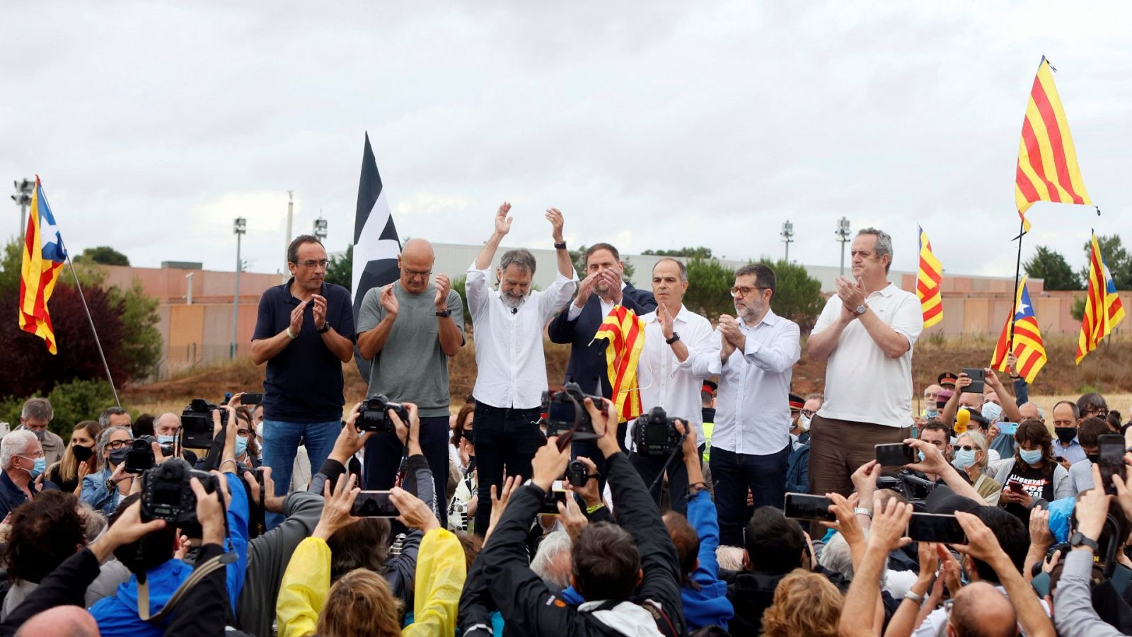 Los líderes independentistas saludan a los simpatizantes que se han congregado a las puertas de la cárcel de Lledoners