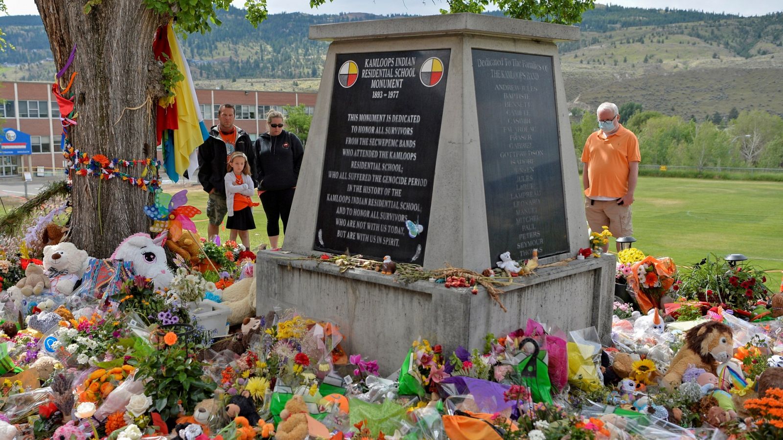 Monumento improvisado en los terrenos del antiguo Colegio Residencial Indio de Kamloops