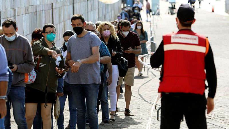 Larga cola para vacunarse contra el COVID-19 en la Ciudad de la Cultura en Santiago de Compostela