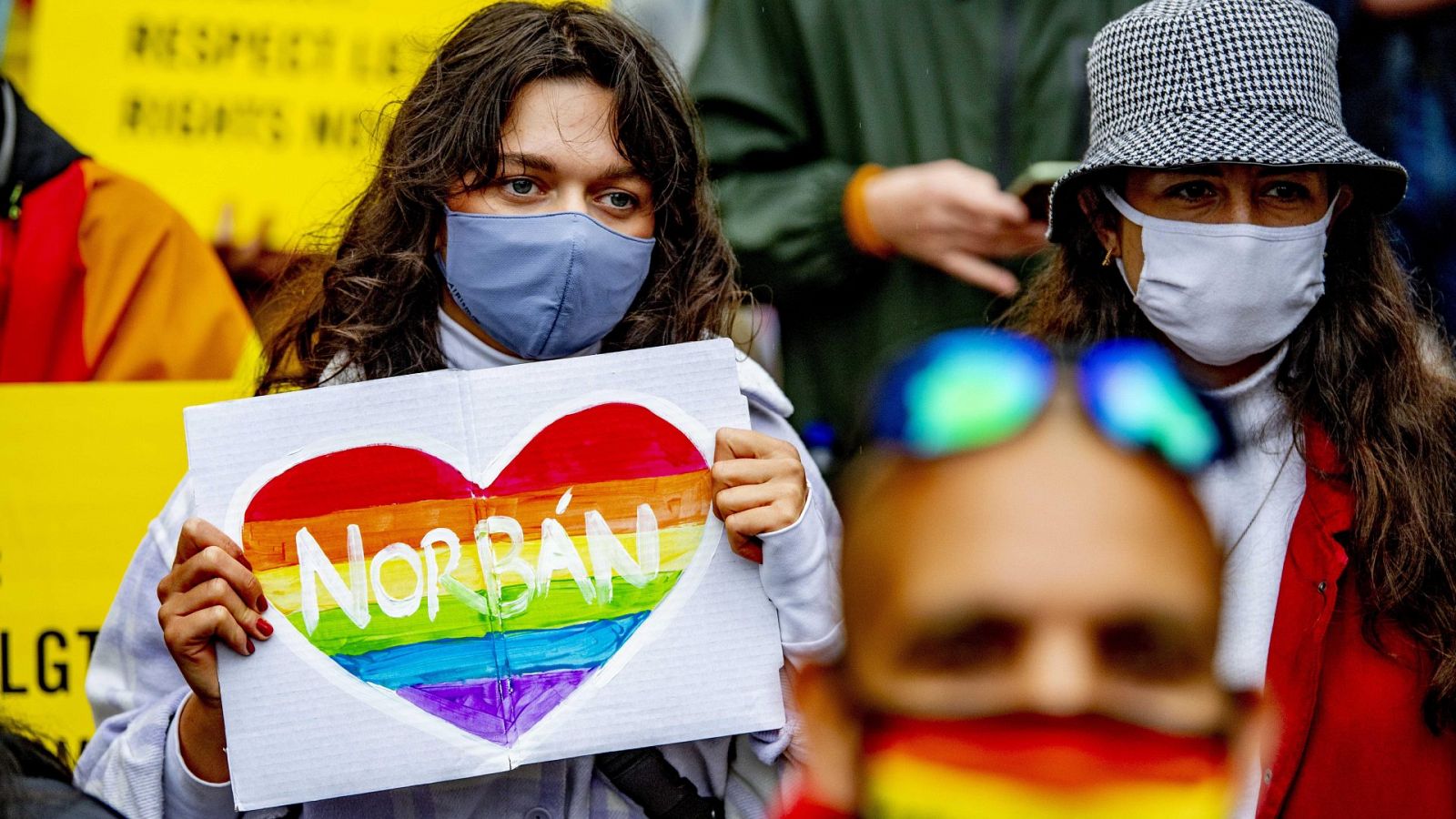 Activistas en una manifestación piden en Amsterdam a la Unión Europea que actúe contra la ley húngara anti-LGTBI.