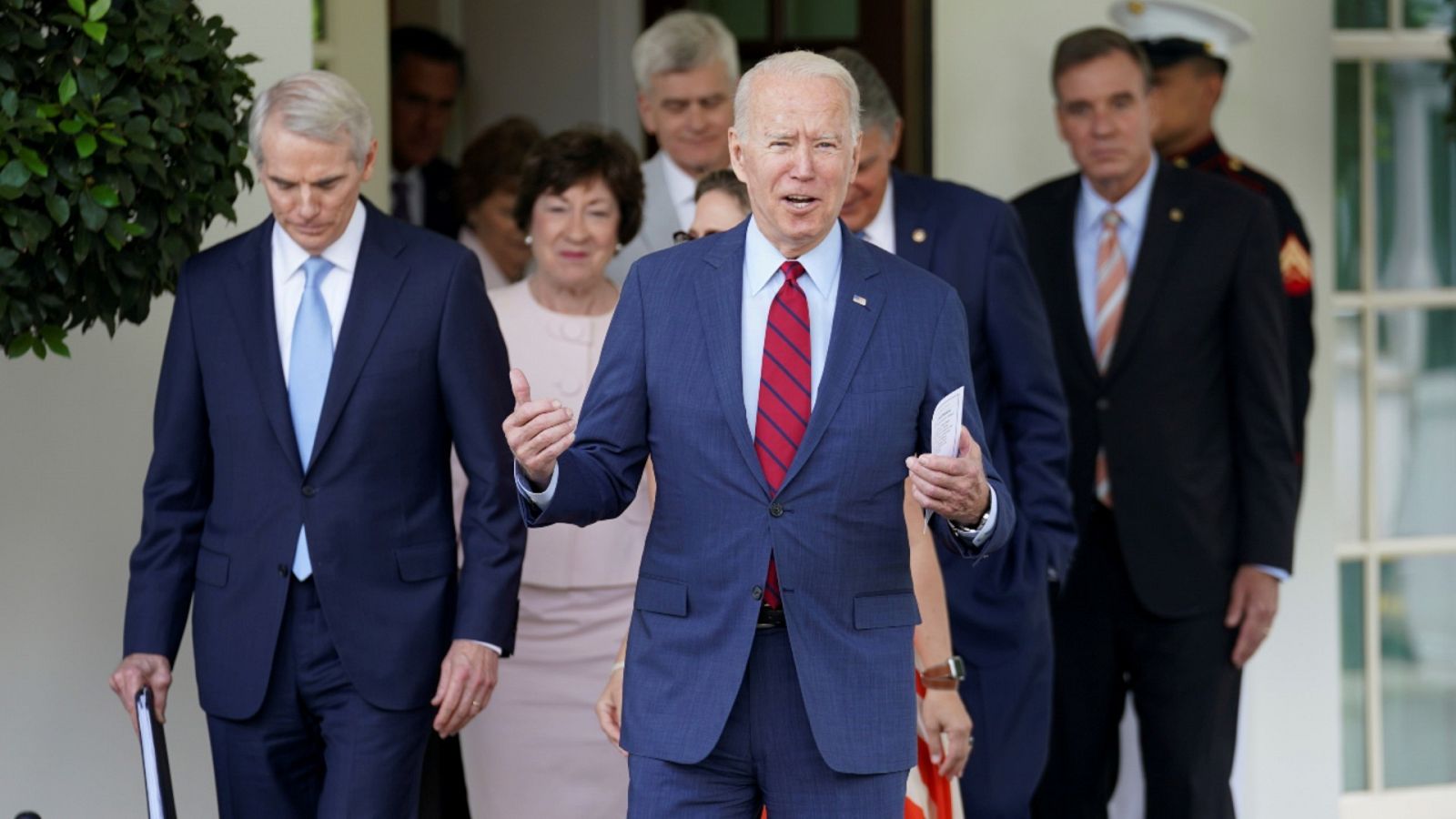 El presidente estadounidense, Joe Biden, rodeado por un grupo de senadores en la Casa Blanca el jueves 24 de junio de 2021.