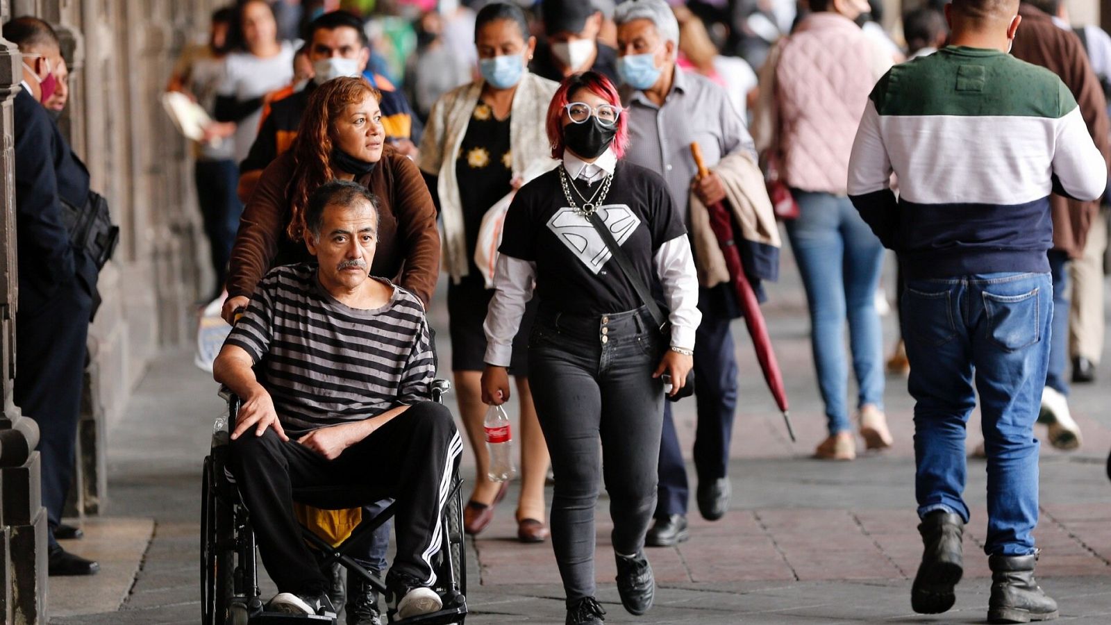 Paseantes por el centro histórico de Ciudad de México