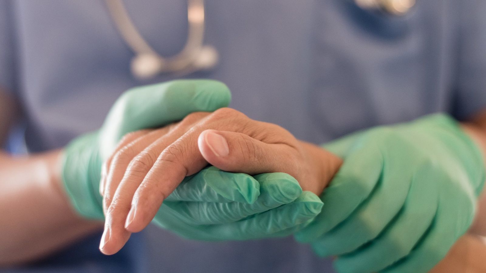 Cirujano, médico realiza operaciones quirúrgicas, anestesista o anestesiólogo sosteniendo la mano del paciente