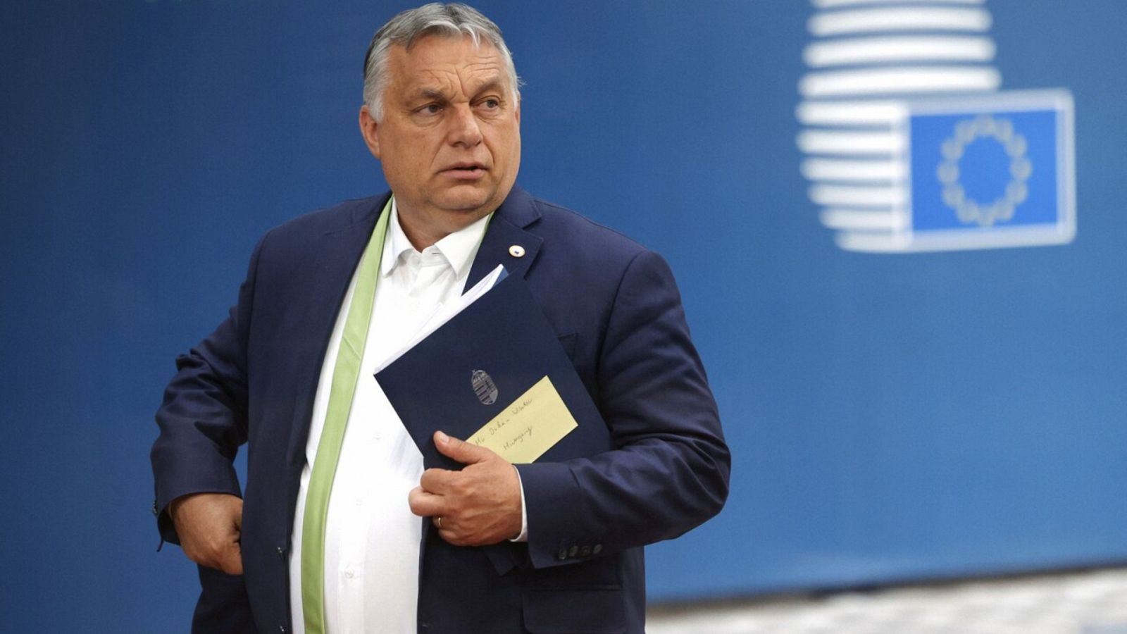 El primer ministro de Hungría, Viktor Orbán, abandona el Consejo Europeo tras los días de cumbre en Bruselas. Foto: Olivier Matthys / POOL / AFP