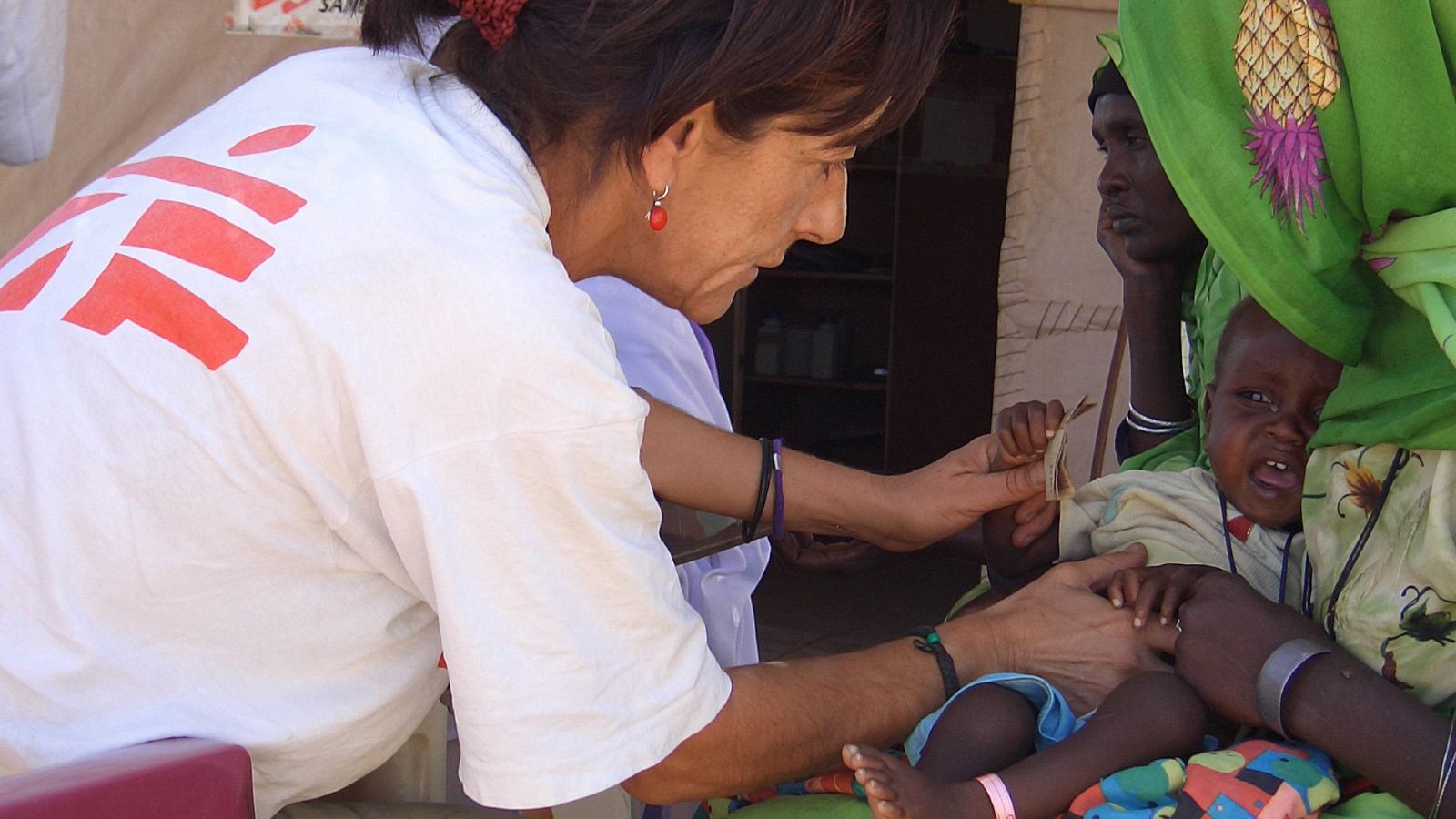 Una cooperante de Medicos Sin fronteras atendiendo a un paciente en África