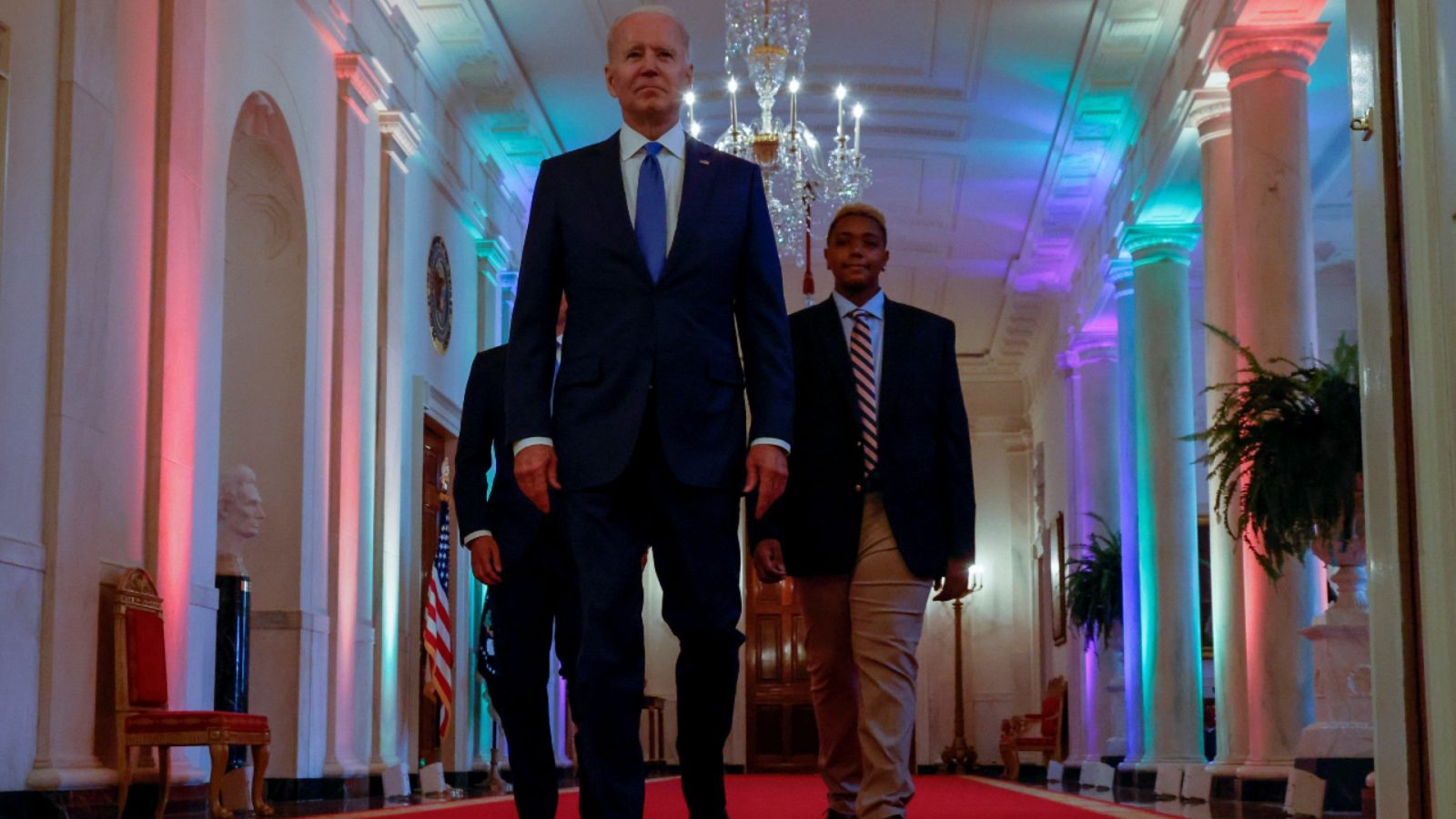 El presidente de Estados Unidos, Joe Biden, andando por un pasillo de la Casa Blanca el viernes 25 de junio de 2021.