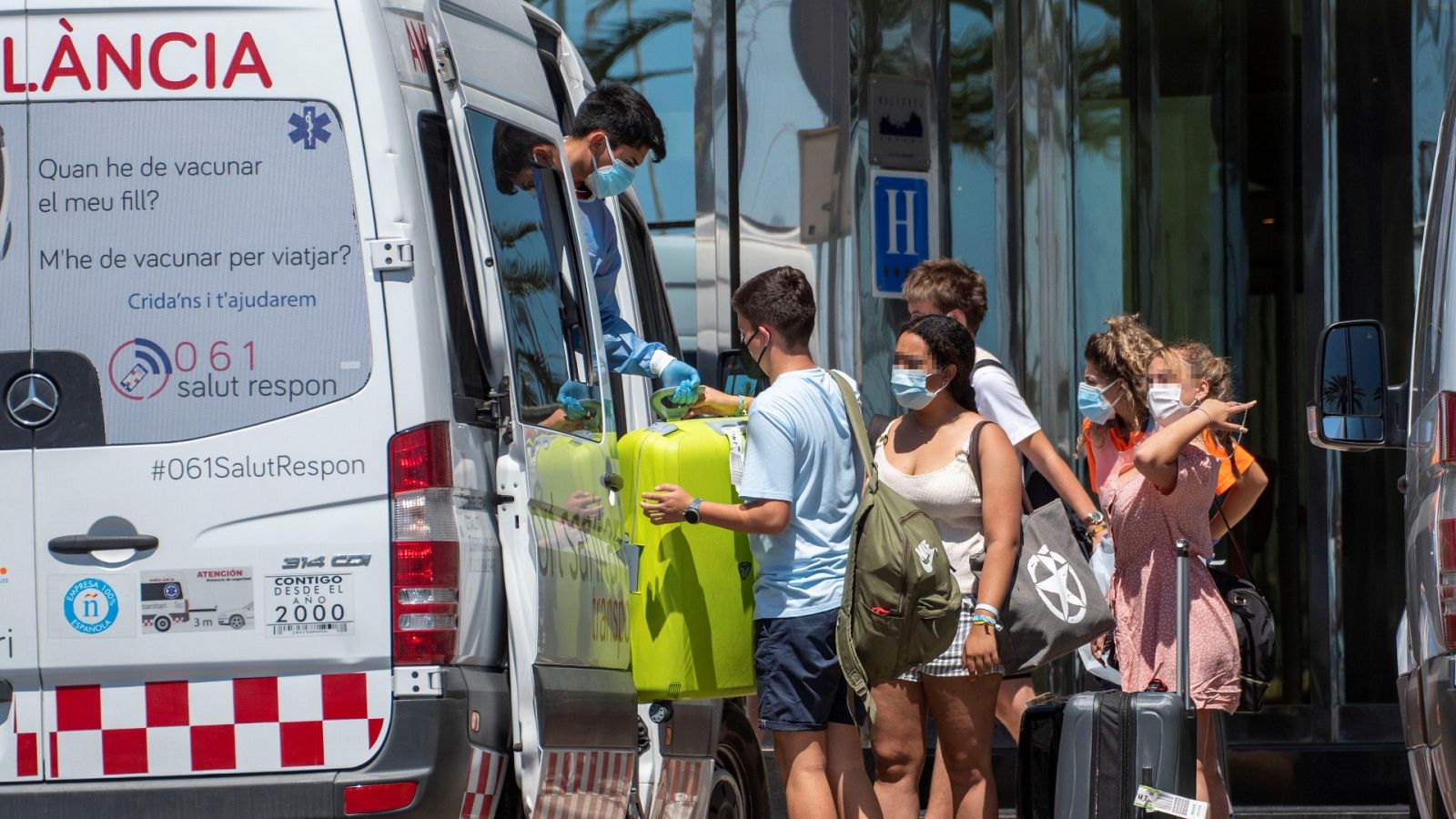 Una ambulancia traslada a un grupo de estudiantes al Hotel Palma Bellver, donde se alojan algunos de los jóvenes que llegaron a Mallorca en viaje de estudios