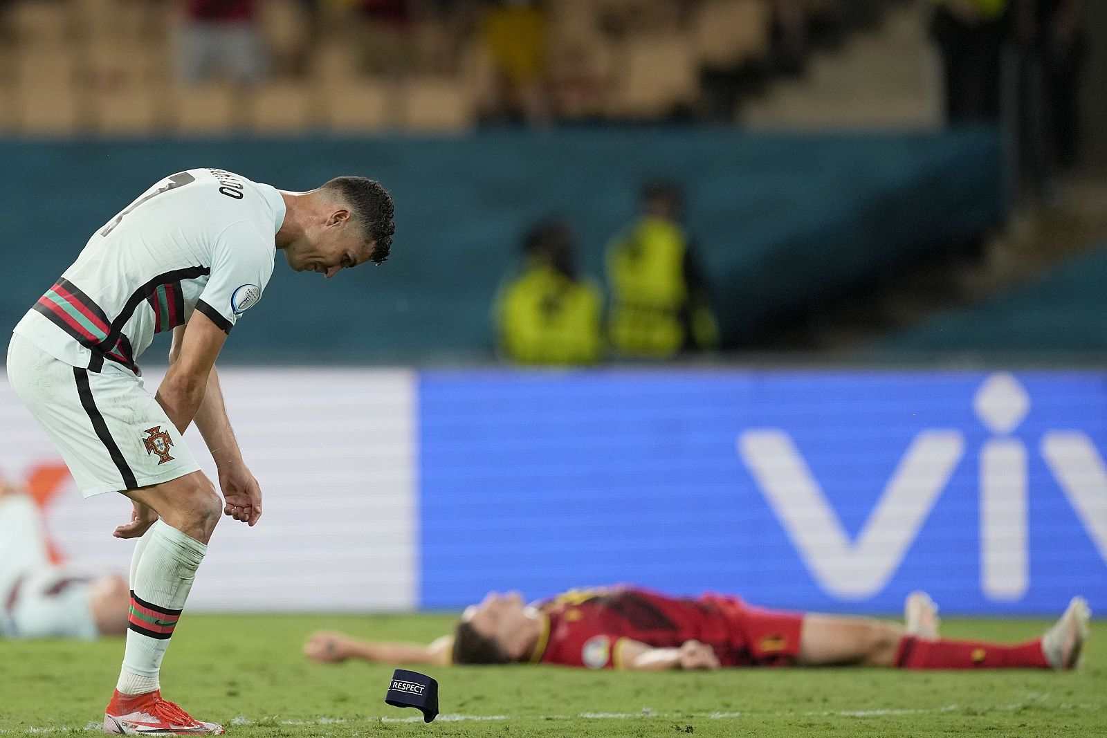 Cristiano Ronaldo tira el brazalete después de perder contra Bélgica