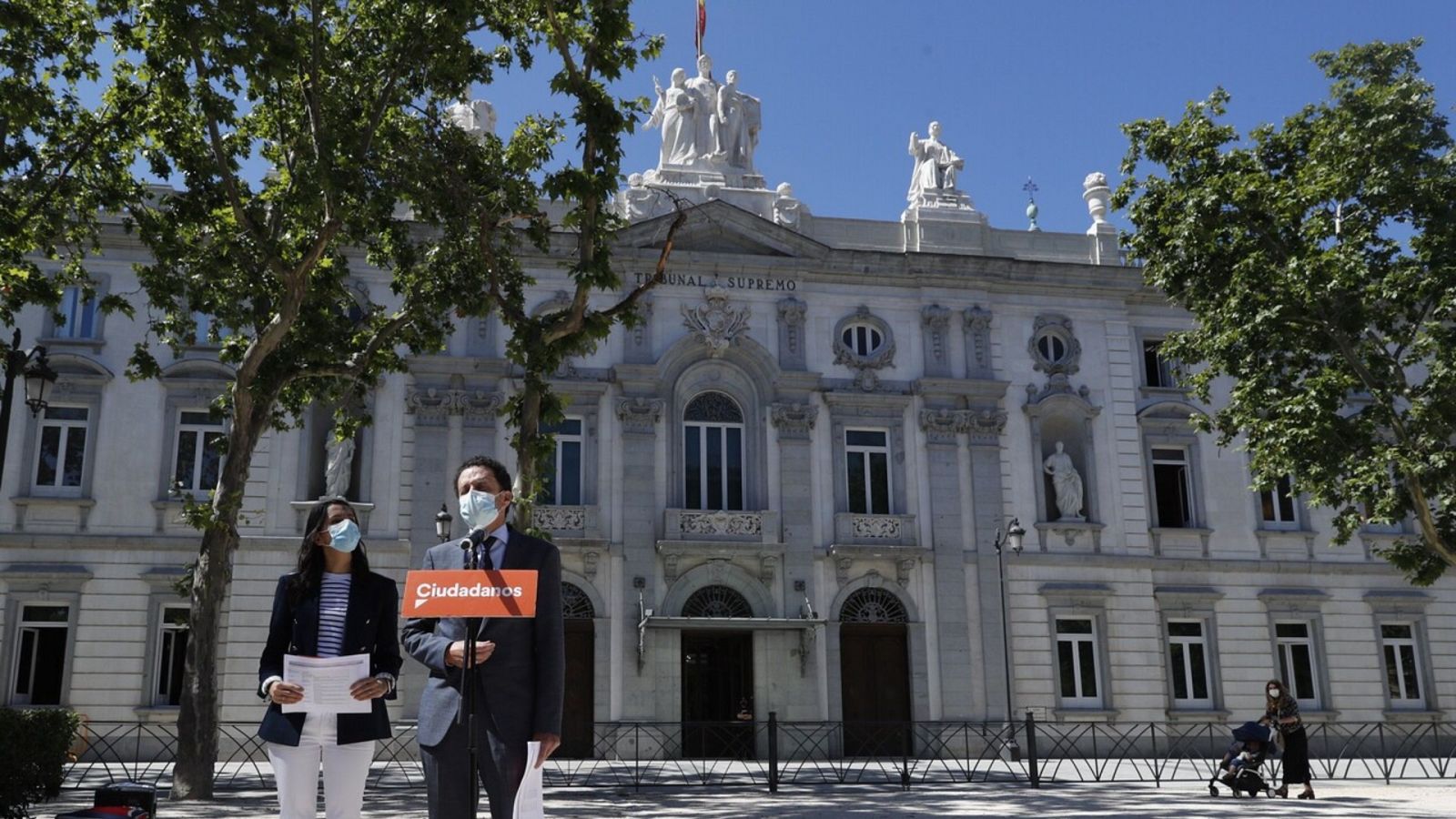 La líder de Ciudadanos, Inés Arrimadas, y el portavoz del partido en el Congreso, Edmundo Bal, se dirigen a medios de comunicación a las puertas del Tribunal Supremo tras la presentación del recurso contra los indultos. EFE/ J.P. Gandul