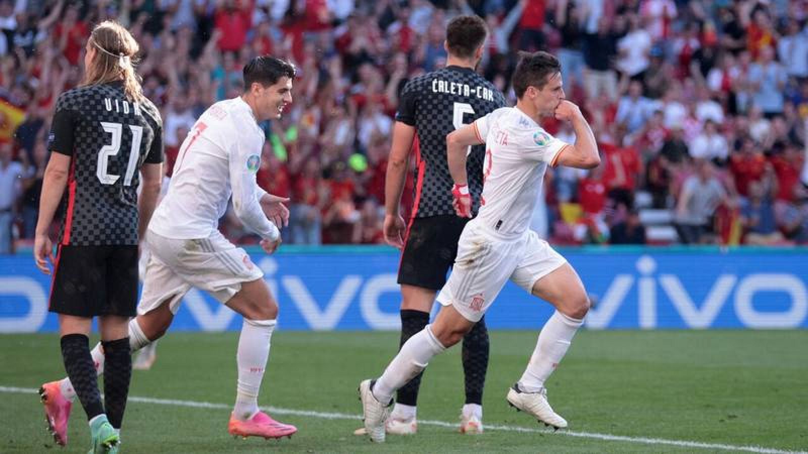 César Azpilicueta (derecha) celebra con Morata el segundo gol de España a Croacia.