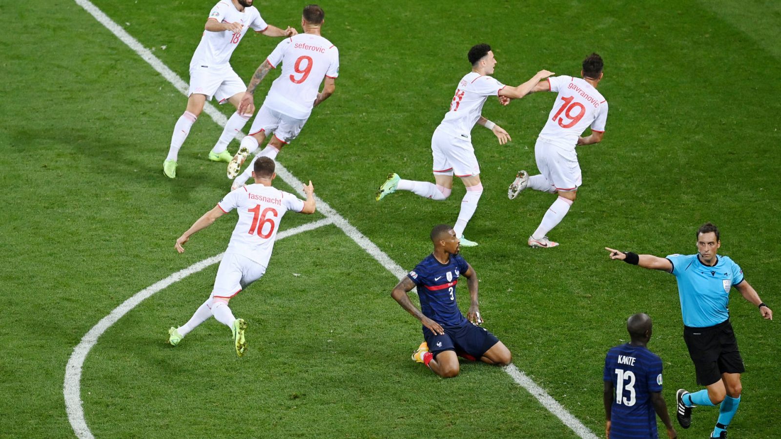 Los jugadores de Suiza celebran el empate 3-3 ante Francia