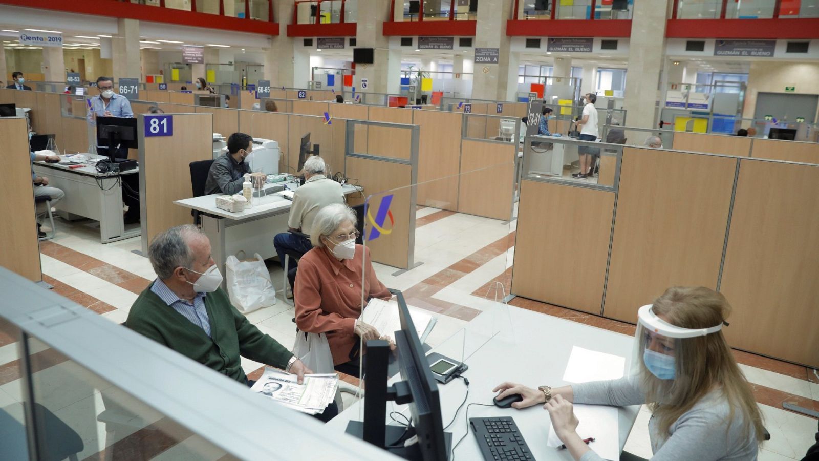 Varias personas son atendidas presencialmente para elaborar el borrador de la renta de 2019  