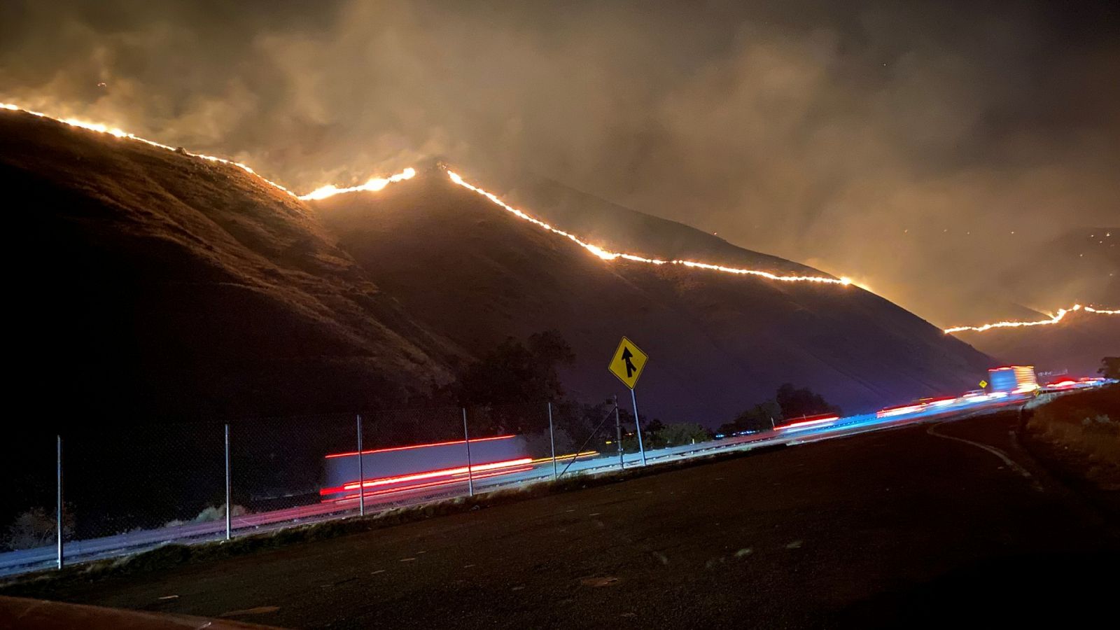 Incendio a lo largo de una carretera en Kern County, California