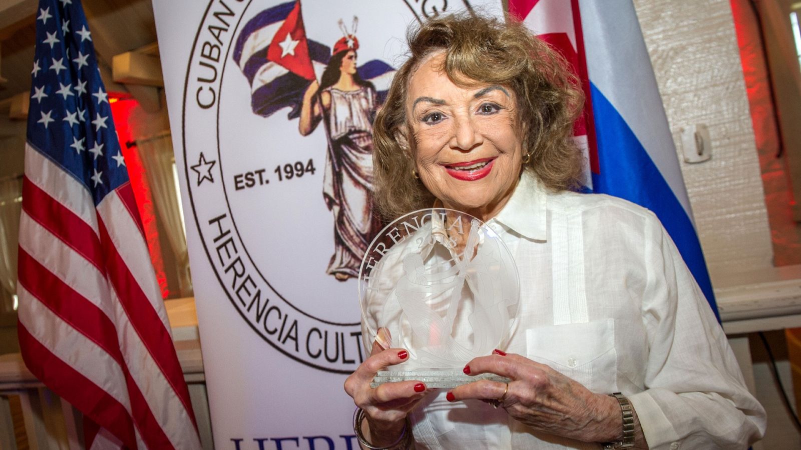 La escritora cubana Delia Fiallo mientras recibía el Premio Herencia 2018 en Miami, EE.UU.