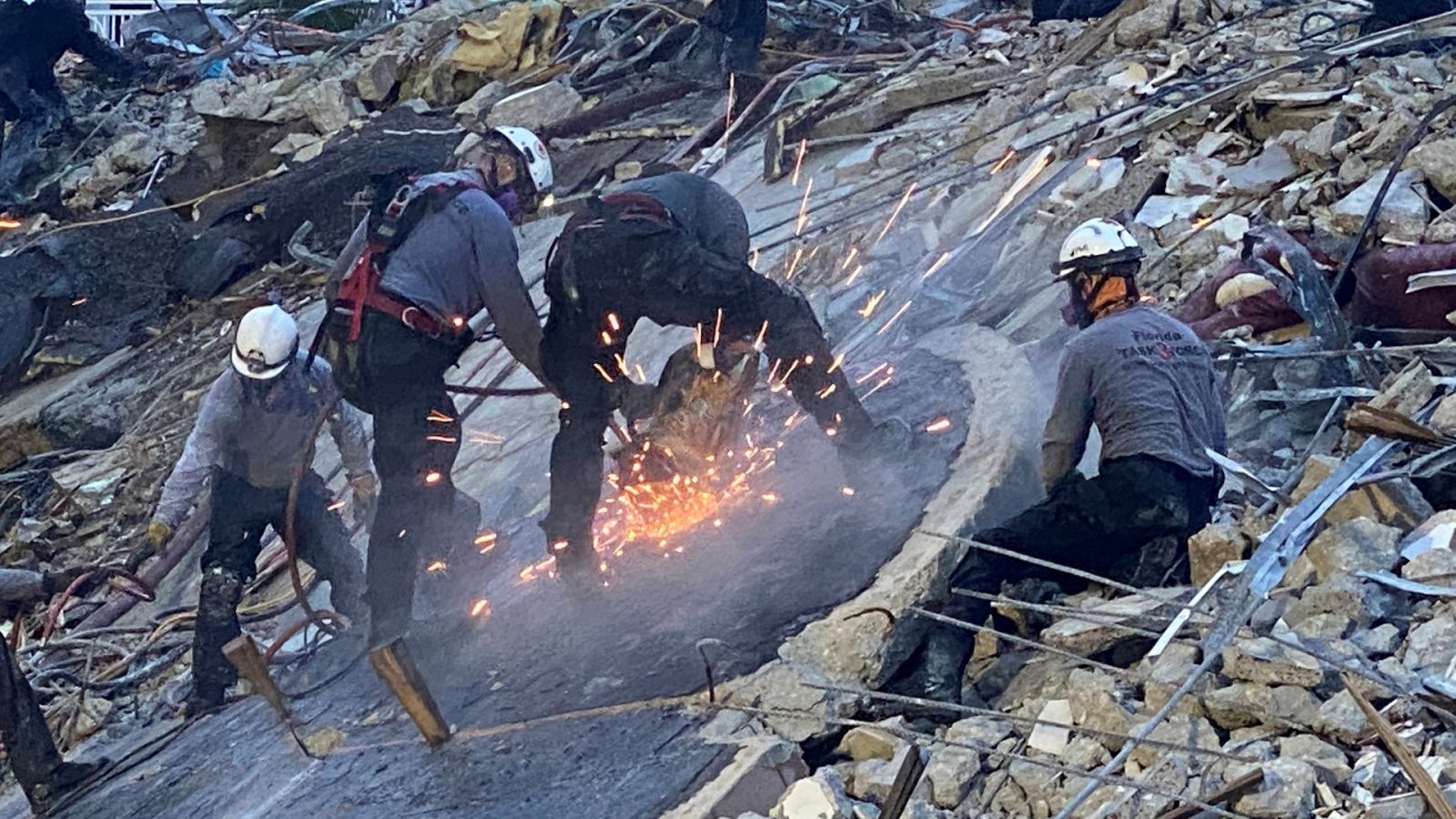 Miembros de la patrulla de rescate de Florida en el edificio Surfside