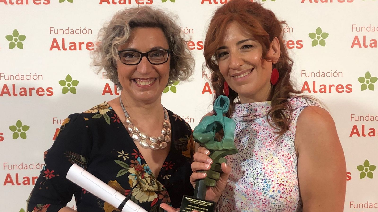 Carolina Pecharromán y Paola Guerra, directora y realizadora de Objetivo Igualdad con el premio Alares