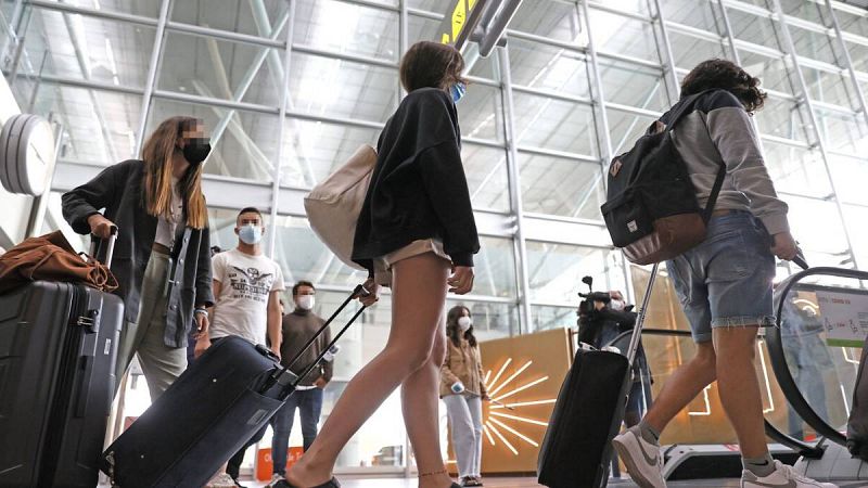 Jóvenes en el aeropuerto de Lavacolla a su llegada a Santiago procedentes de Mallorca.