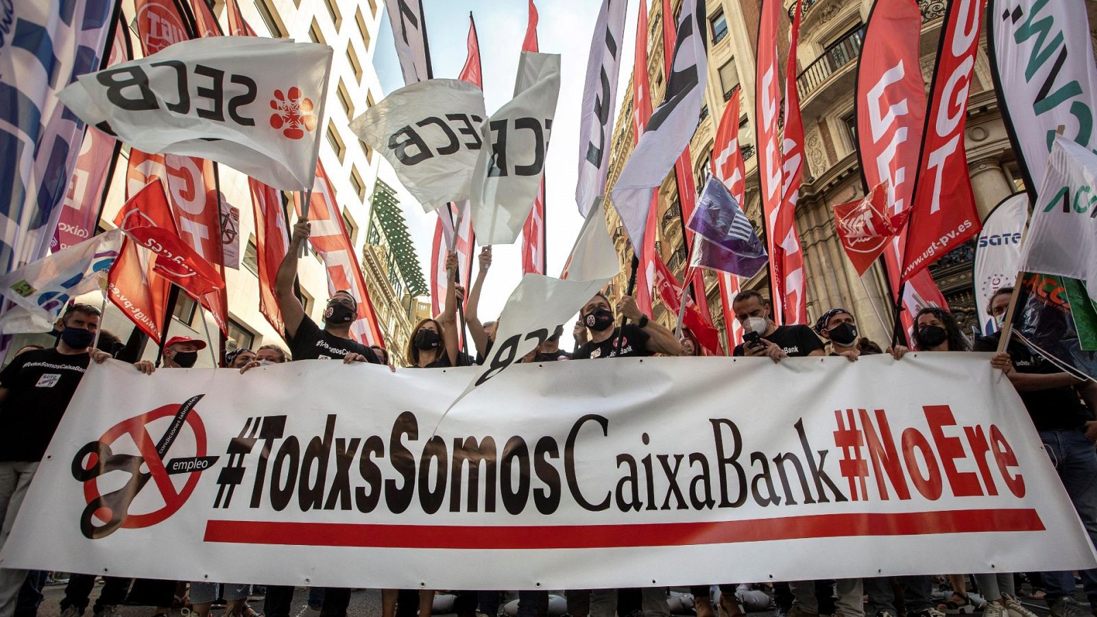 Empleados de Caixabank durante la concentración ante la sede de CaixaBank en Valencia