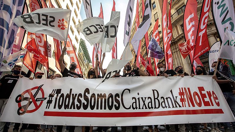 Empleados de Caixabank durante la concentración ante la sede de CaixaBank en Valencia