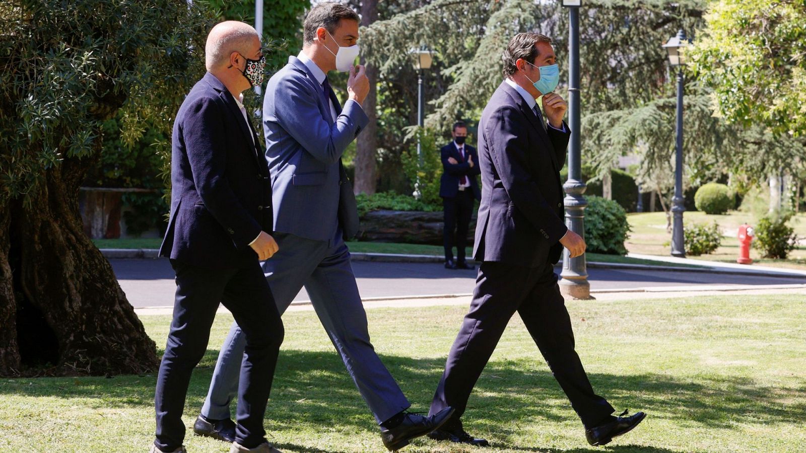 El presidente del Gobierno, Pedro Sánchez (c), el presidente de la CEOE, Antonio Garamendi (d), y el secretario general de CCOO, Unai Sordo (i)