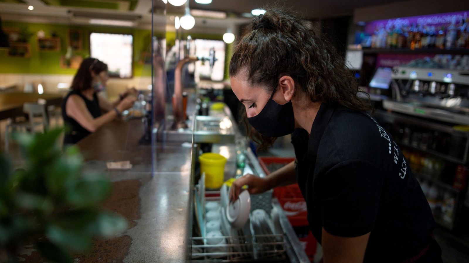 Una empleada durante su jornada laboral en un bar 
