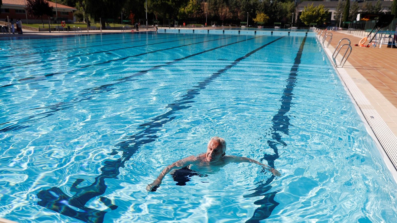 Un bañista disfruta de las instalaciones de una piscina en Madrid