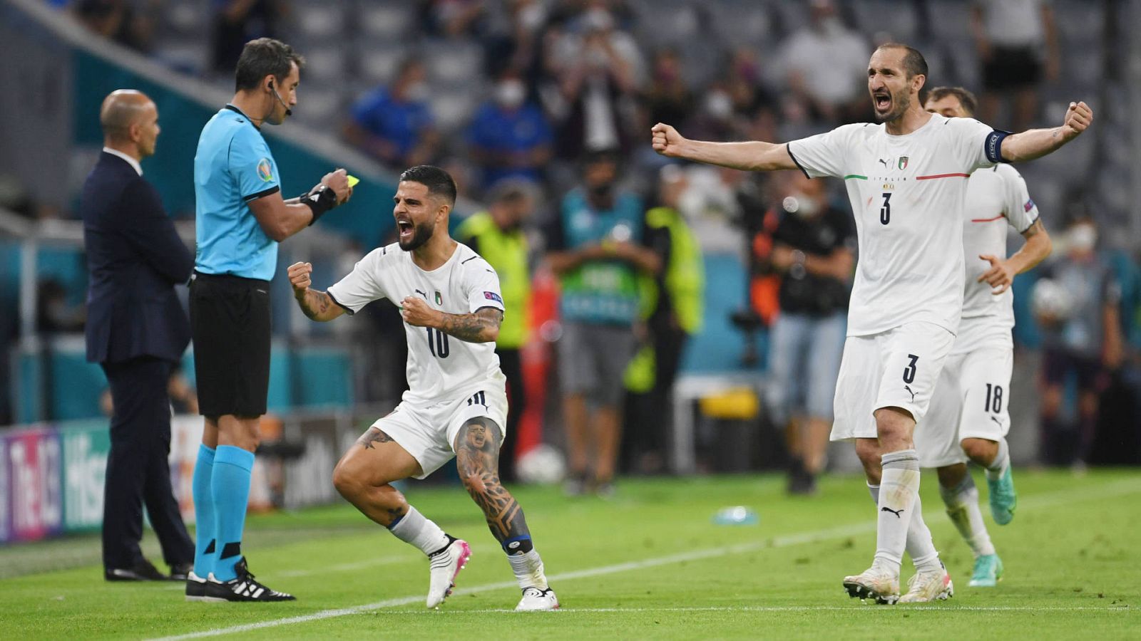 Insigne (izquierda) celebra el segundo gol de Italia ante Bélgica